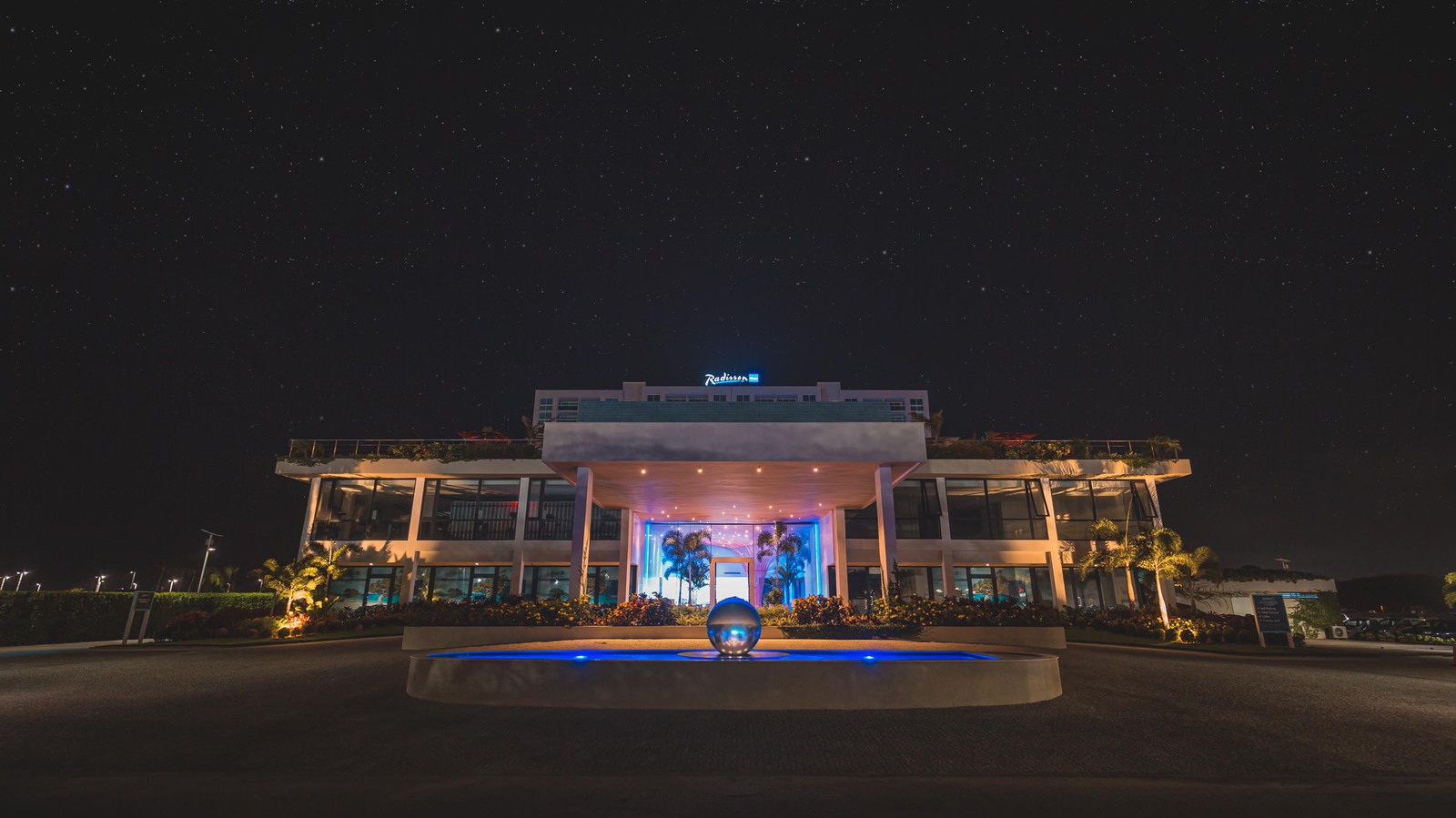 hotel-radisson-blu-aruba-fachada-de-noche