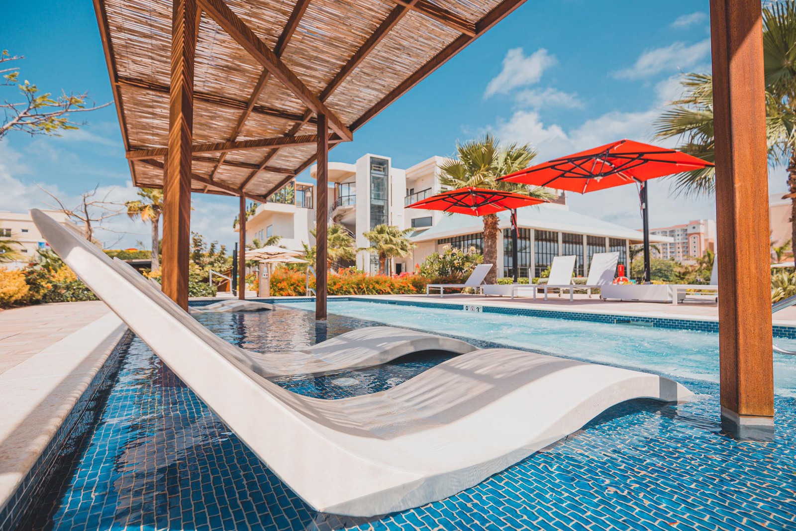 hotel-radisson-blu-aruba-piscina-con-tumbonas