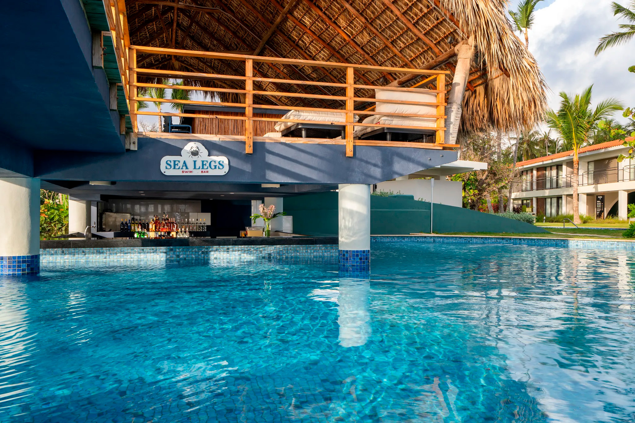 hotel-dreams-flora-punta-cana-bar-de-piscina