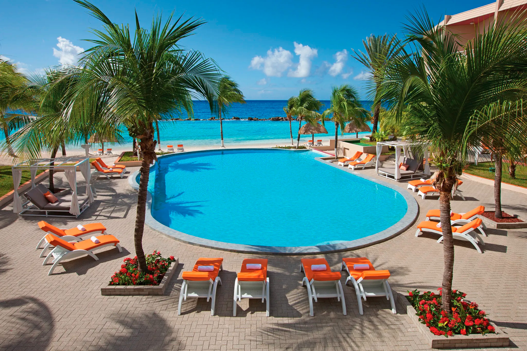 hotel-sunscape-curacao-piscina-con-bar