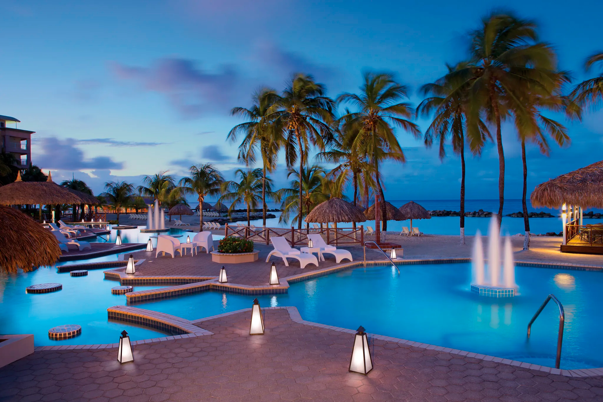 hotel-sunscape-curacao-piscina-nocturna