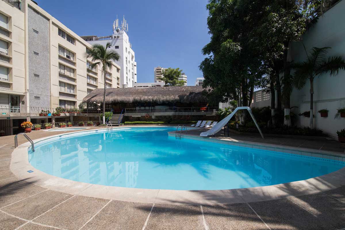 hotel-bahia-cartagena-piscina-exterior