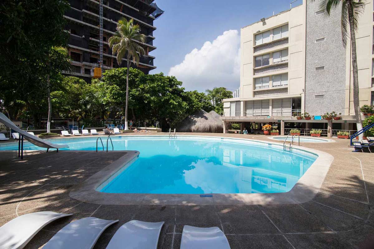 hotel-bahia-cartagena-piscina
