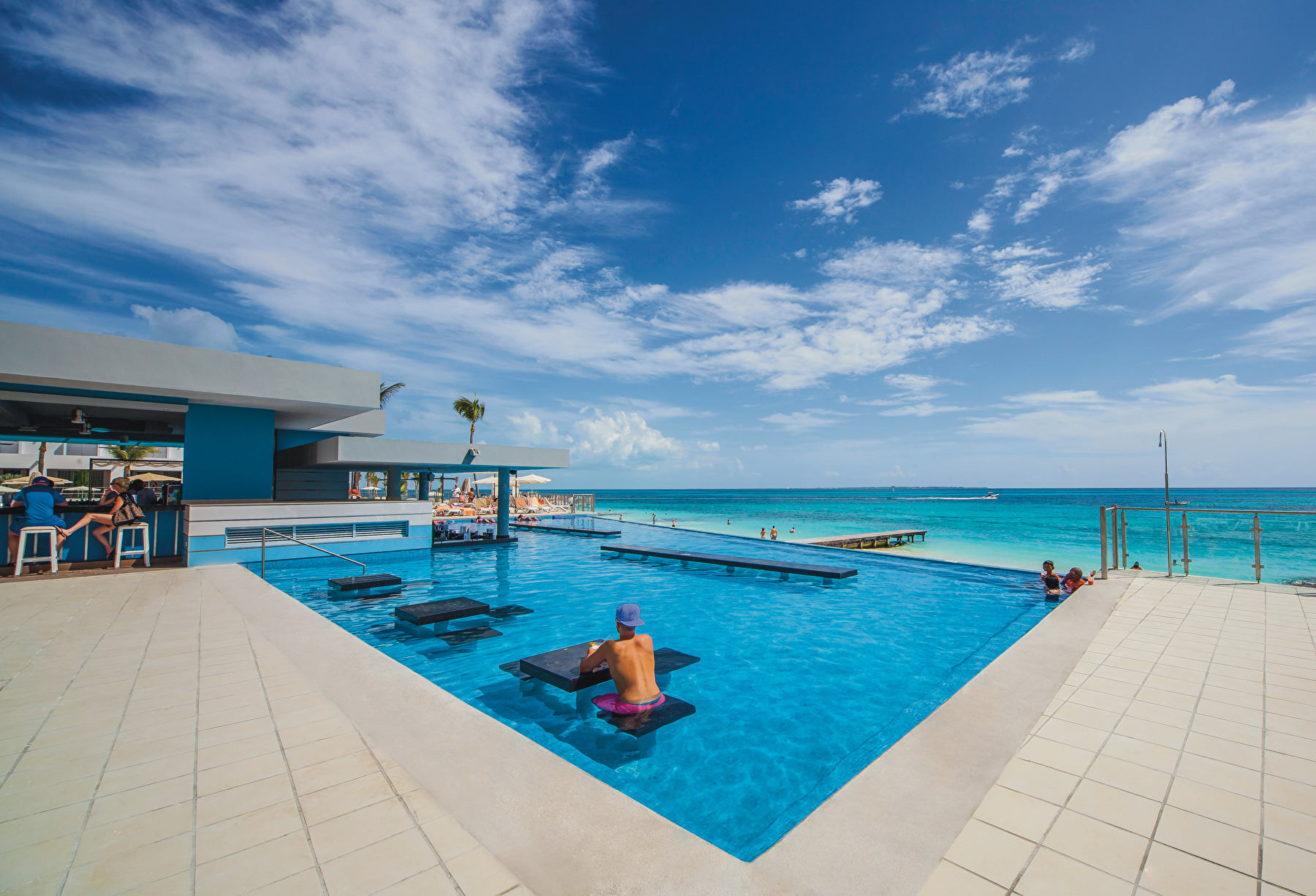 hotel-riu-cancun-piscina-vista-al-mar