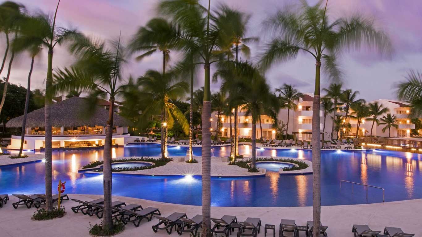 hotel-occidental-punta-cana-piscina-nocturna