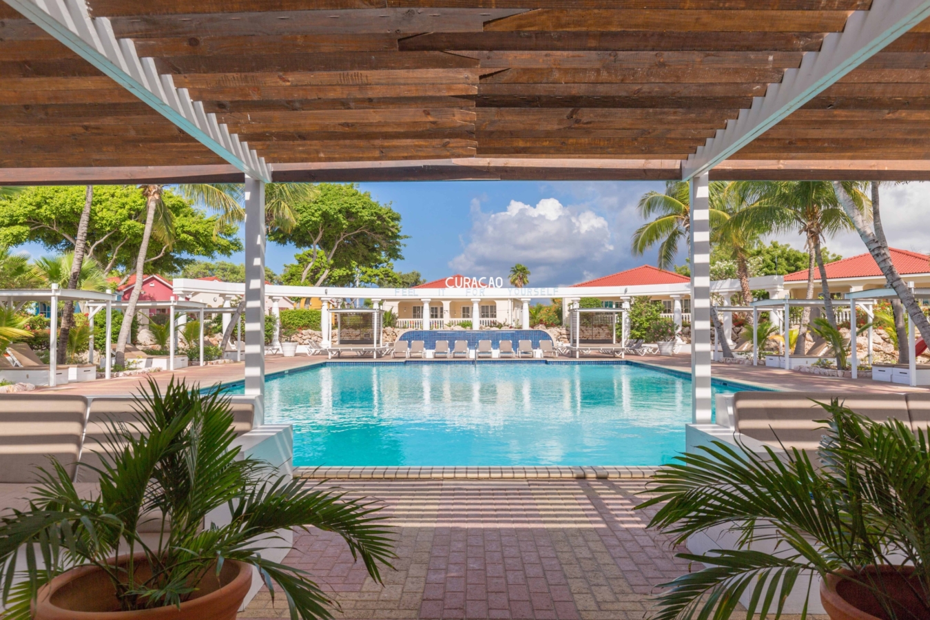 hotel-livingstone-jan-thiel-curacao-piscina