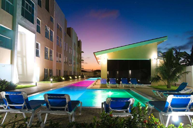 arubas-life-residences-aruba-piscina-nocturna