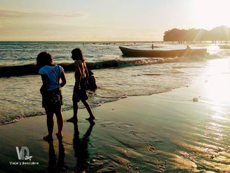atardecer-en-pianguita-pacifico-colombiano
